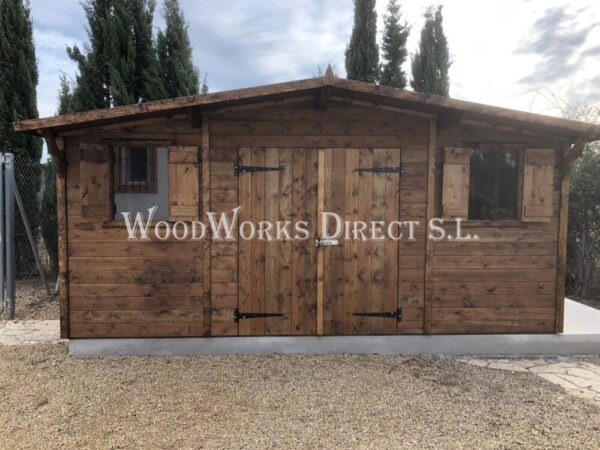Caseta de Madera con Porche – Espacio Extra con Estilo Natural
