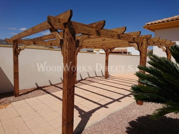 Pérgola de Madera con Toldo Retráctil – Estilo Rústico y Funcionalidad